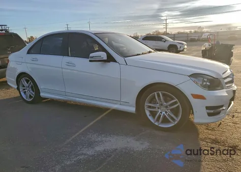 2013 Mercedes-Benz C 250 z USA, uszkodzony, nr VIN WDDGF4HB6DA843586